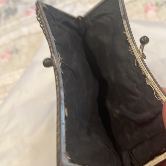 Antique embroidered small flower pattern purse with chain - Picture 9 of 9